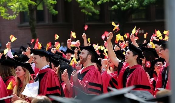 国外公费留学，公费留学与自费留学