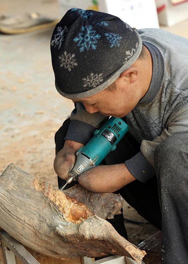 生活像一把无情刻刀，生活像一把无情刻刀是什么歌