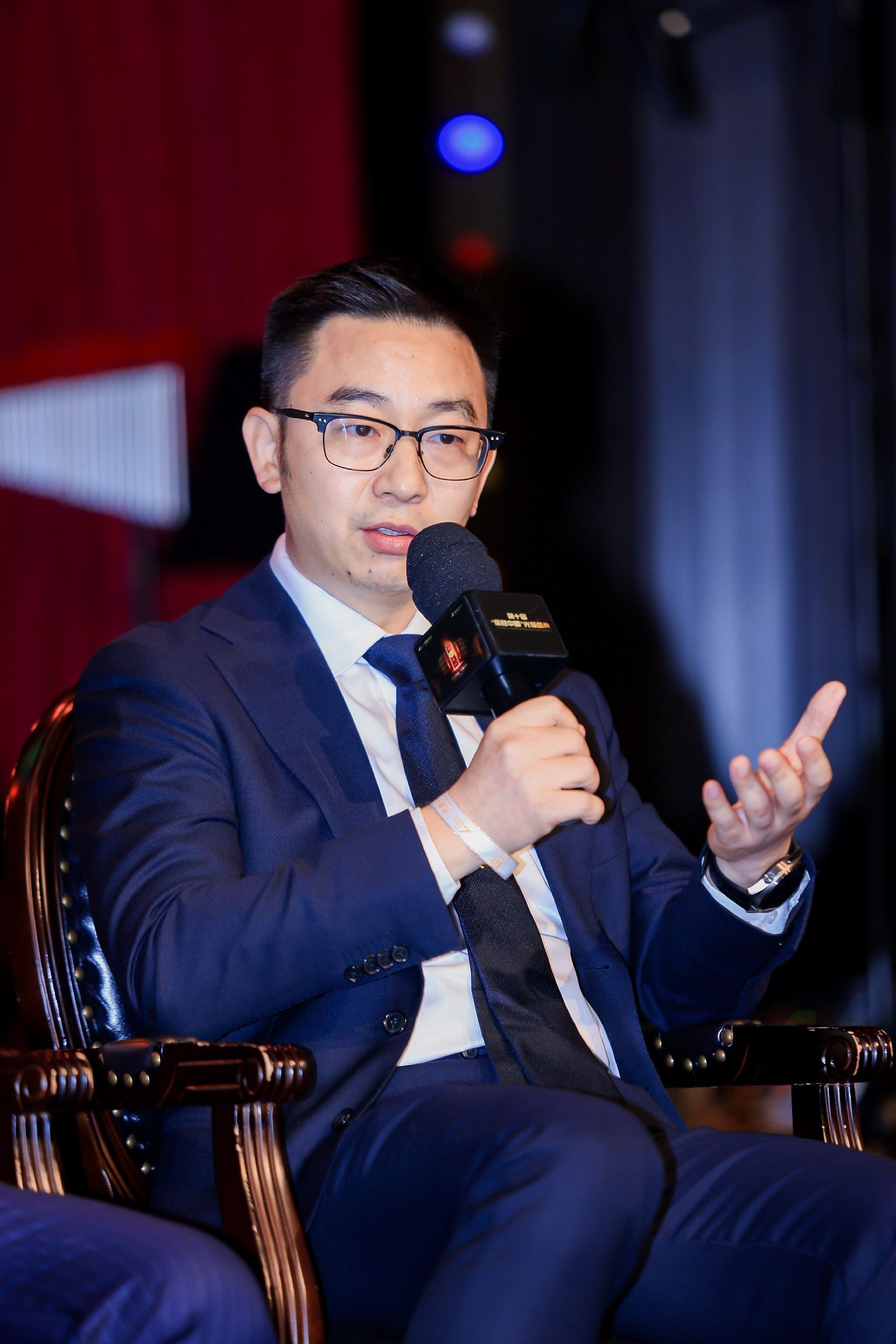 区块链大佬峰会主持人，区块链大佬峰会主持人是谁